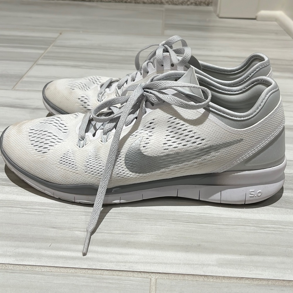 White Nike Free 5.0